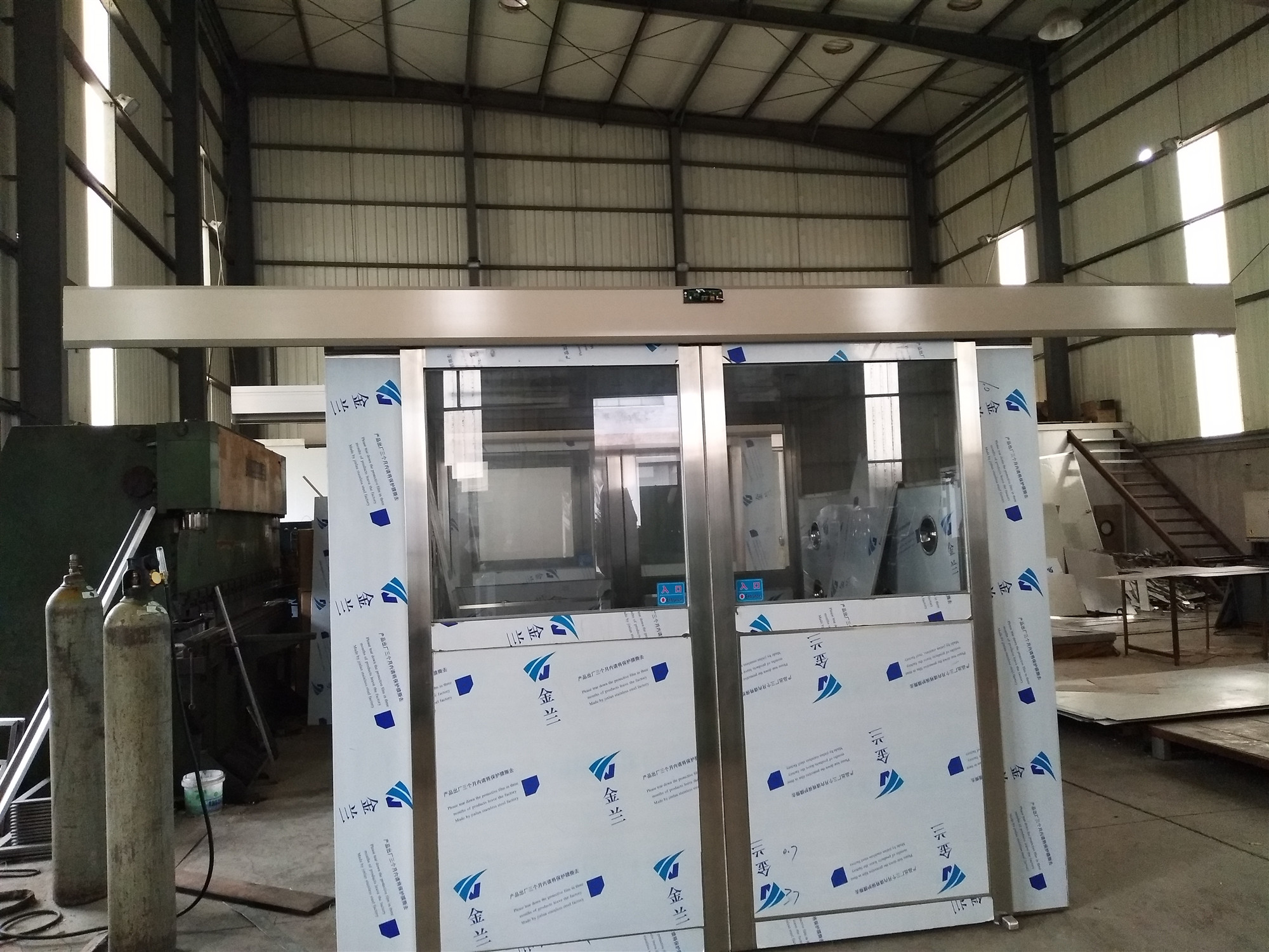 桂林風(fēng)淋室價(jià)格：風(fēng)淋室型號尺寸如何選擇,如何確定風(fēng)淋門安裝場地尺寸